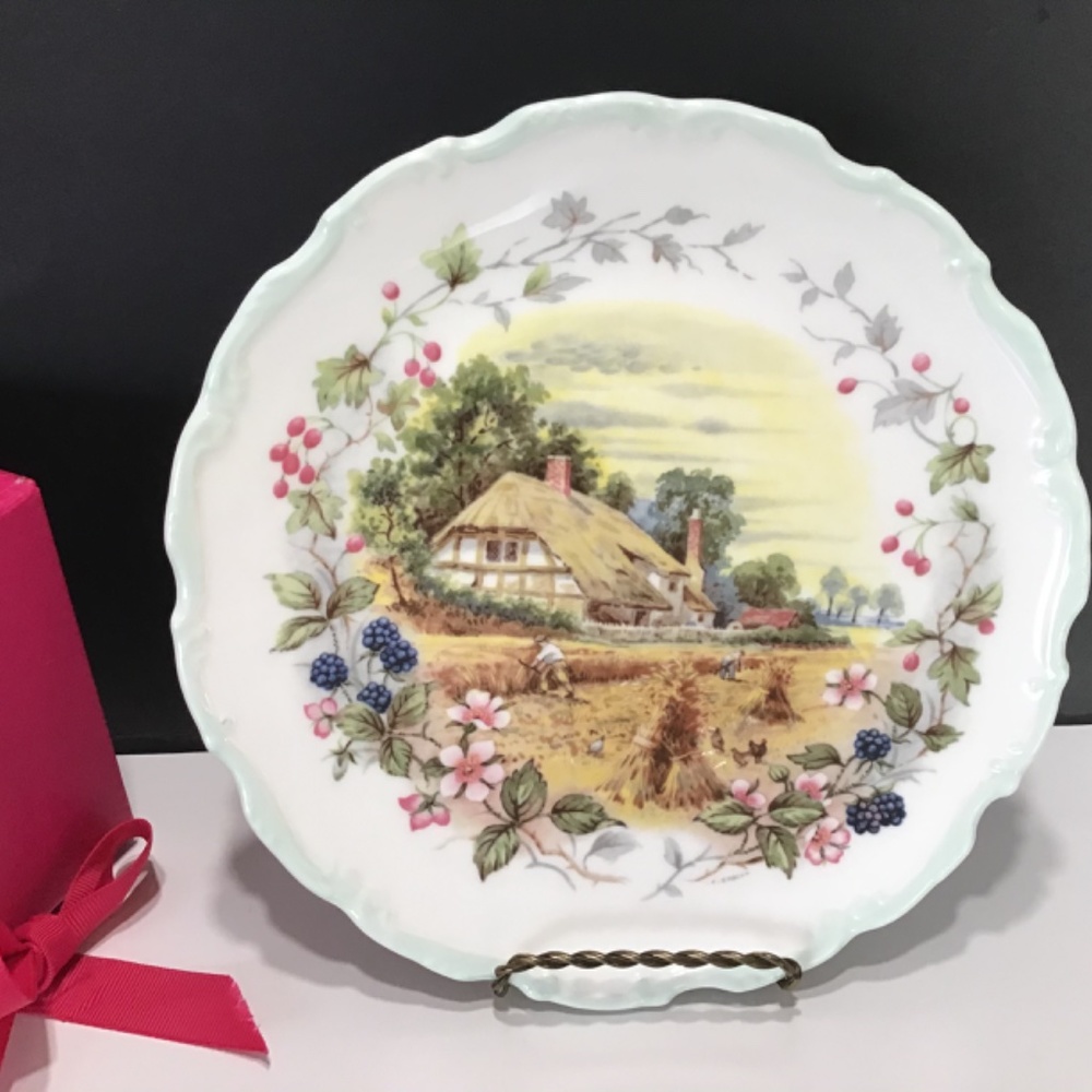 4 Vintage ROYAL ALBERT COLLECTORS PLATES - Picture 9 of 10